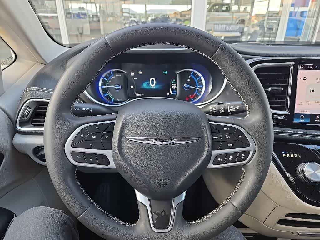 Used 2023 Chrysler Pacifica Touring-L FWD image 11