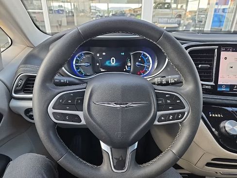 Used 2023 Chrysler Pacifica Touring-L FWD image 11