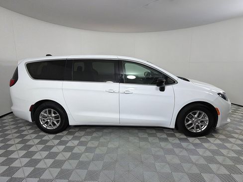 Used 2024 Chrysler Voyager LX image 4