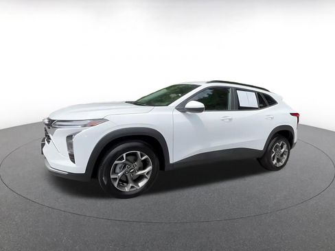 Used 2025 Chevrolet Trax LT FWD image 8