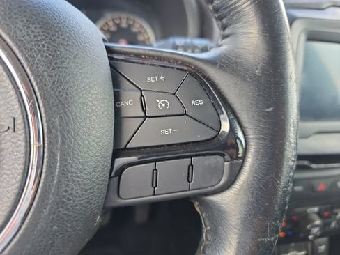 Used 2018 Jeep Renegade Altitude FWD image 20