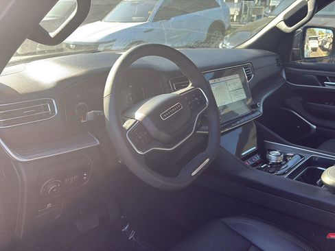 Used 2024 Jeep Wagoneer Series II image 18