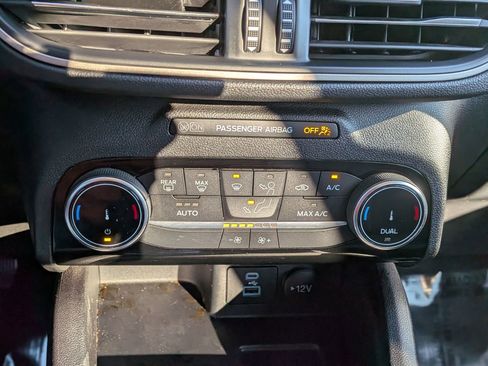 Used 2022 Ford Escape SE w/ SE Sport Appearance Package image 29