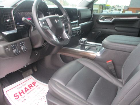Used 2024 Chevrolet Silverado 1500 LT Trail Boss w/ LT Trail Boss Premium Package AWD/4WD image 4