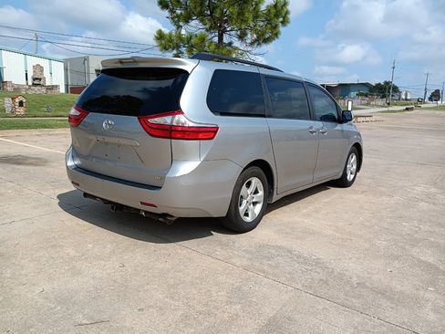 Used 2017 Toyota Sienna LE image 3