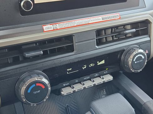 Certified 2025 Toyota Tacoma SR5 AWD/4WD image 18