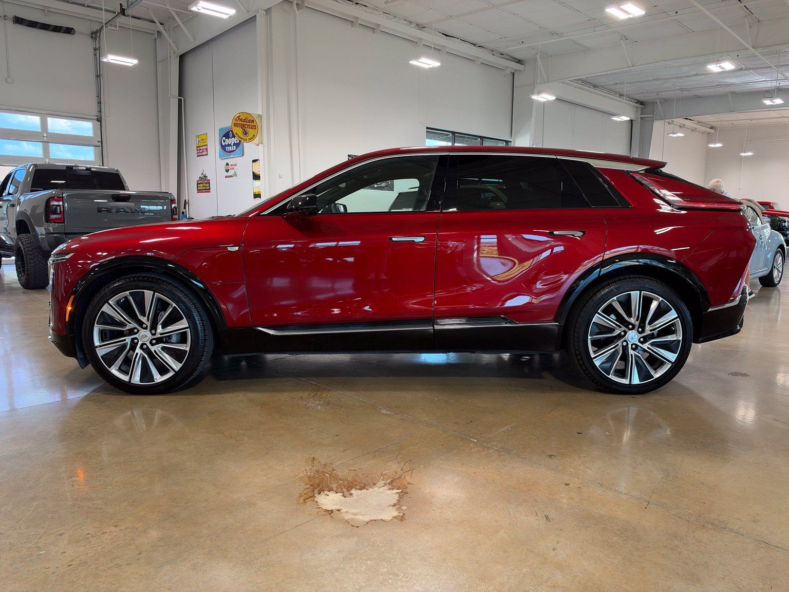Used 2024 Cadillac Lyriq Luxury w/ LPO, Floor Liner Package AWD/4WD image 5
