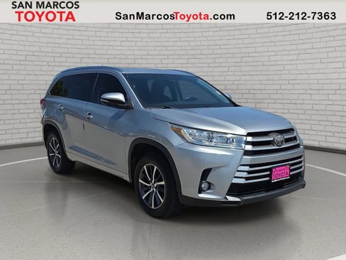 Used 2017 Toyota Highlander XLE FWD image 3