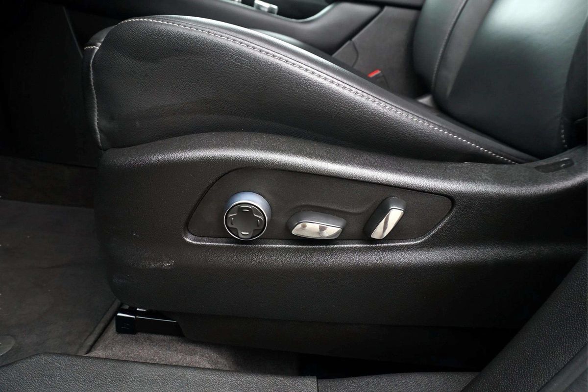 Used 2024 Cadillac XT4 Premium Luxury AWD/4WD image 17