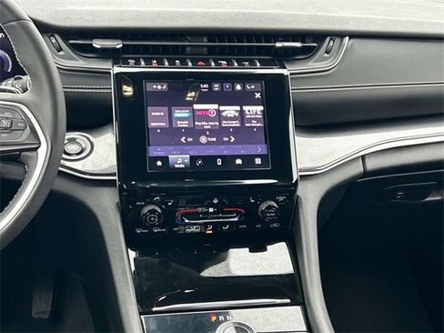 Used 2023 Jeep Grand Cherokee Altitude image 15