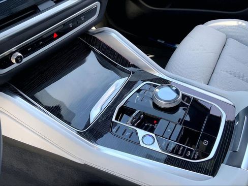 Used 2025 BMW X6 xDrive40i w/ Executive Package image 16