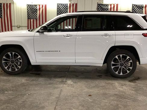 Used 2023 Jeep Grand Cherokee Overland w/ Luxury Tech Group IV AWD/4WD image 3