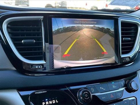 Used 2021 Chrysler Pacifica Touring-L image 23