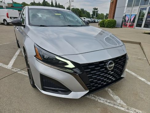 Used 2023 Nissan Altima 2.5 SR w/ SR Premium Package AWD/4WD image 3