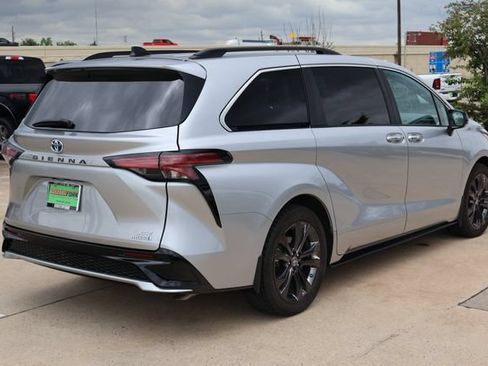 Used 2024 Toyota Sienna XSE FWD image 6