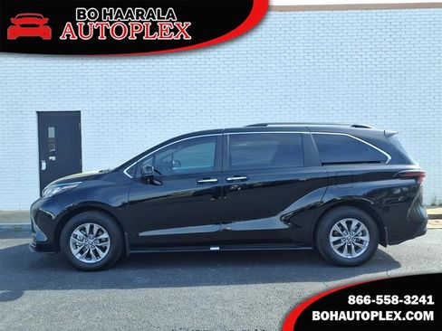 Used 2025 Toyota Sienna XLE FWD image 1