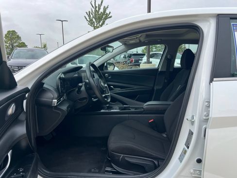 Used 2025 Hyundai Elantra SEL FWD image 23