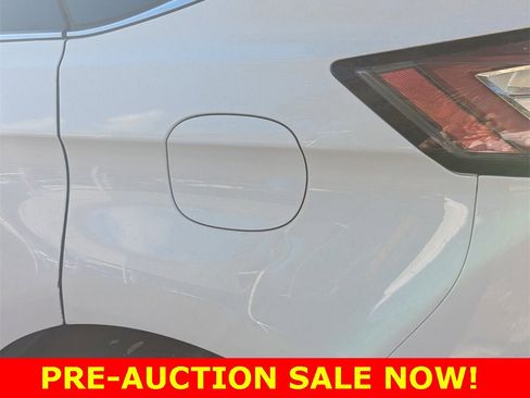 Used 2018 Ford Edge SEL image 17