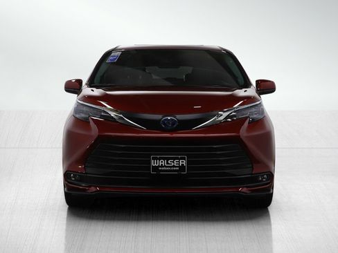 Used 2025 Toyota Sienna XLE w/ XLE Plus Package image 8