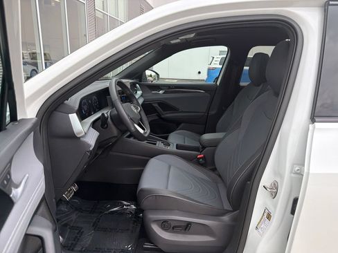 Certified 2025 Volkswagen Tiguan SE R-Line AWD/4WD image 11