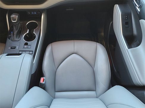 Used 2022 Toyota Highlander XLE image 13