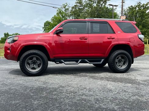 Used 2020 Toyota 4Runner SR5 AWD/4WD image 5