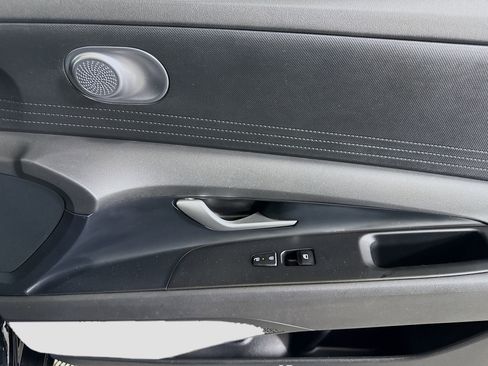 Used 2025 Hyundai Elantra SE image 30