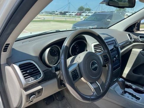 Used 2011 Jeep Grand Cherokee Laredo w/ Security & Convenience Group AWD/4WD image 8
