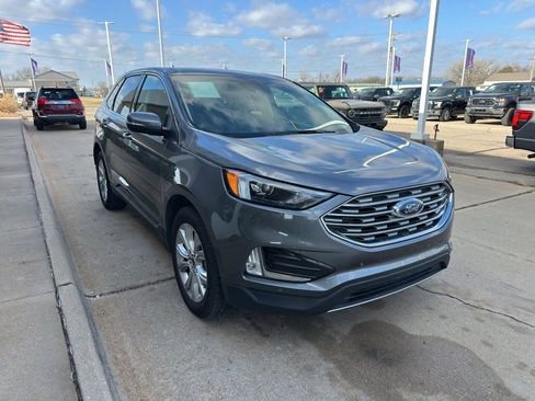 Used 2022 Ford Edge Titanium image 2