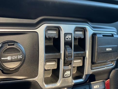 Used 2020 Jeep Gladiator Overland w/ Dual Top Group image 17