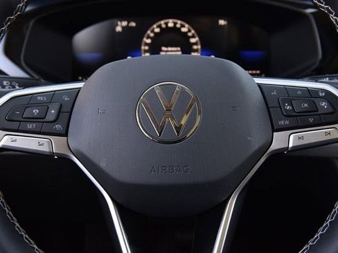 Used 2023 Volkswagen Taos SE w/ Panoramic Sunroof Package image 19