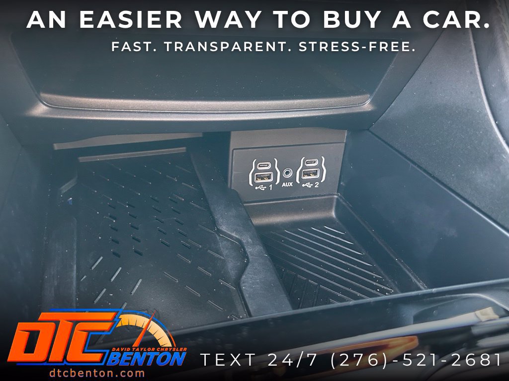 Used 2025 Chrysler Pacifica Limited AWD/4WD image 19