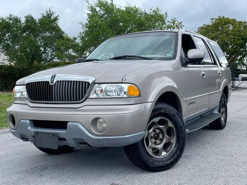 Used 2001 Lincoln Navigator 4WD image 2