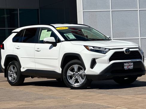 Used 2025 Toyota RAV4 XLE AWD/4WD image 2