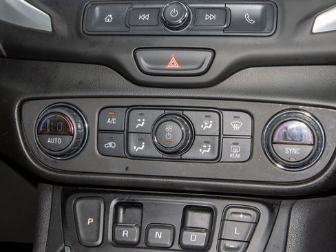 Used 2020 GMC Terrain SLE w/ Driver Convenience Package image 18