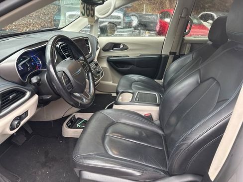 Used 2021 Chrysler Pacifica Touring-L image 17