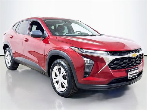 Used 2024 Chevrolet Trax LS image 3