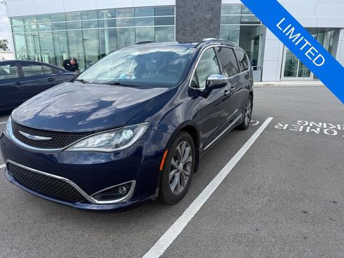 Used 2018 Chrysler Pacifica Limited w/ Tire & Wheel Group FWD image 2