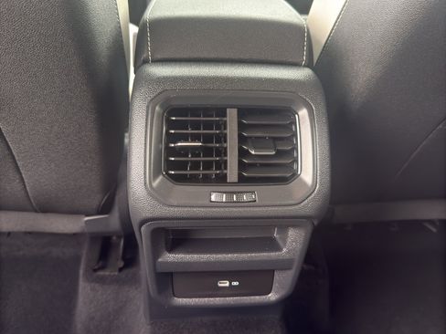 Used 2025 Volkswagen Taos SE AWD/4WD image 32