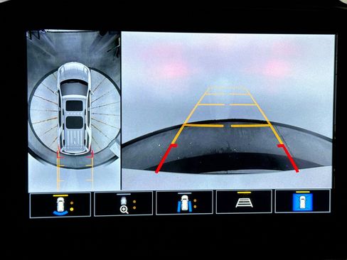 Used 2023 Chevrolet Traverse RS image 10