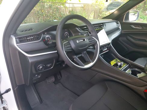 Used 2025 Jeep Grand Cherokee Laredo X w/ Luxury Tech Group I AWD/4WD image 21