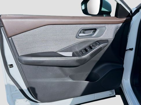 Used 2023 Nissan Rogue SV image 21