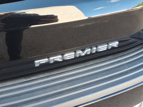 Used 2025 Chevrolet Suburban Premier AWD/4WD image 18