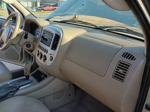 Used 2005 Ford Escape Limited image 16