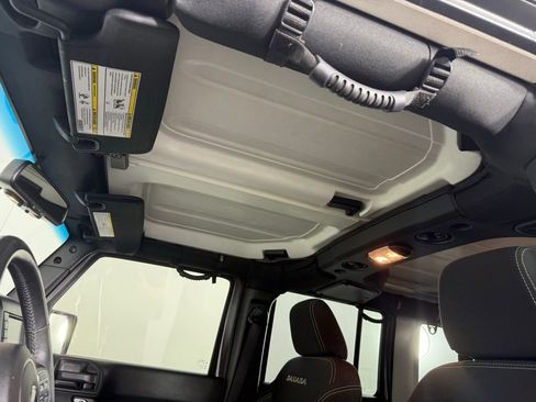Used 2017 Jeep Wrangler Unlimited Sahara w/ Connectivity Group AWD/4WD image 16