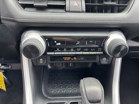 Used 2021 Toyota RAV4 LE w/ Carpet Mat Package (TMS) AWD/4WD image 22