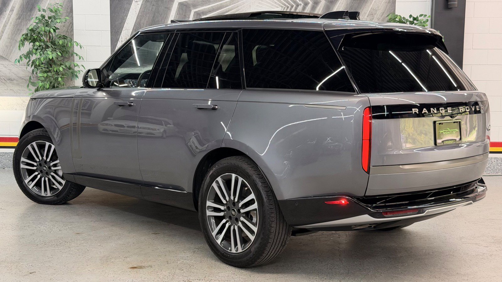 Used 2023 Land Rover Range Rover SE AWD/4WD image 4