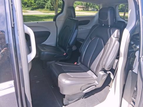 Used 2023 Chrysler Pacifica Touring-L FWD image 19