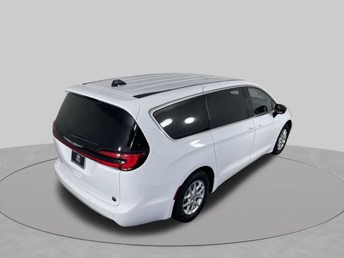 Used 2024 Chrysler Pacifica Touring-L FWD image 40