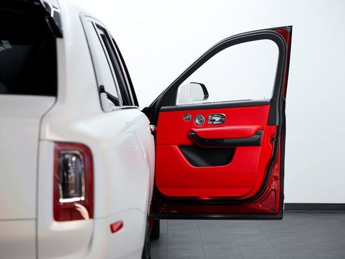 Used 2022 Rolls-Royce Cullinan Black Badge w/ Dark Exterior Package image 14